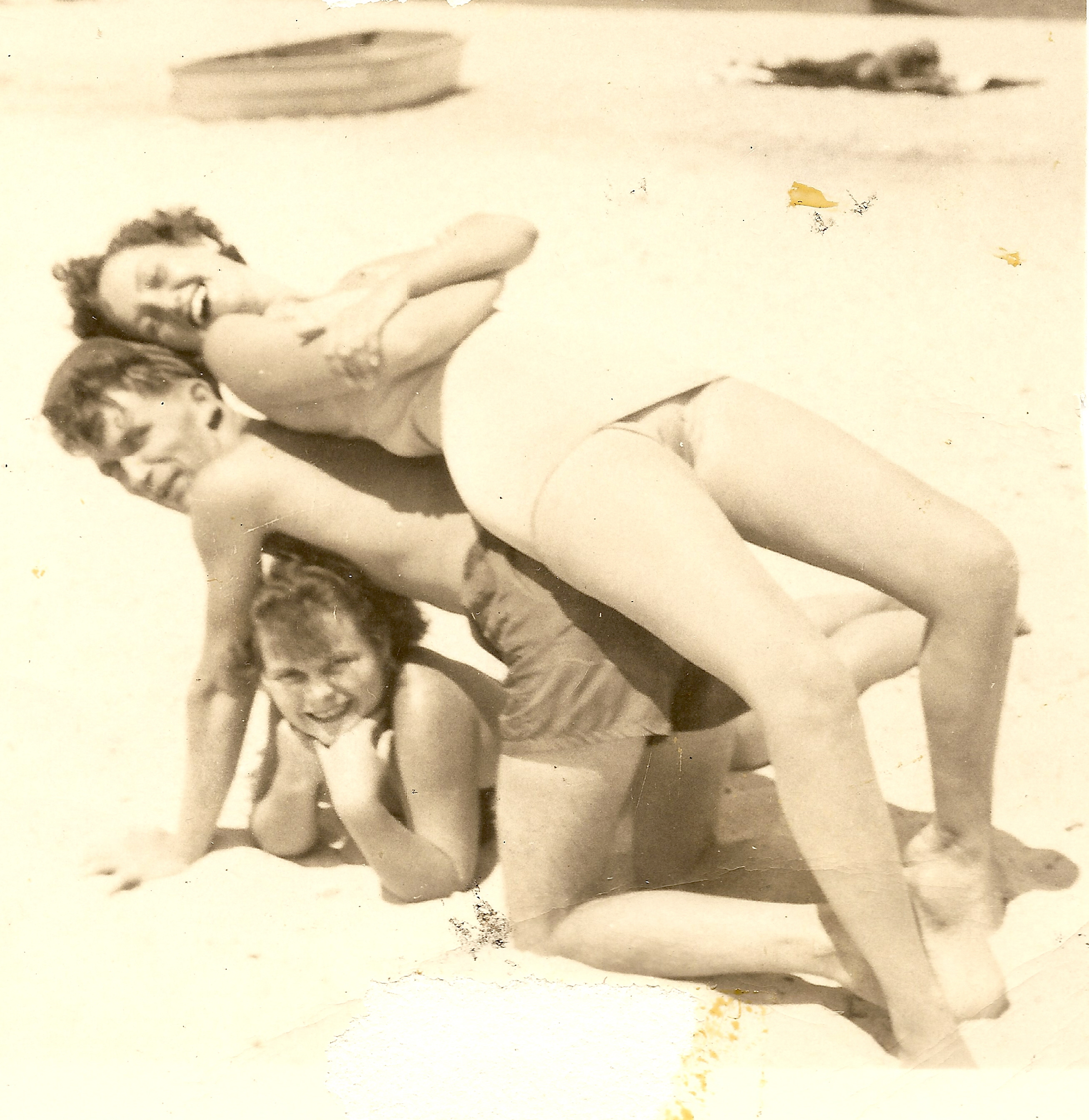 http://onevintagephoto.files.wordpress.com/2008/09/1950s-mom-dad-wildwood-beach.jpg